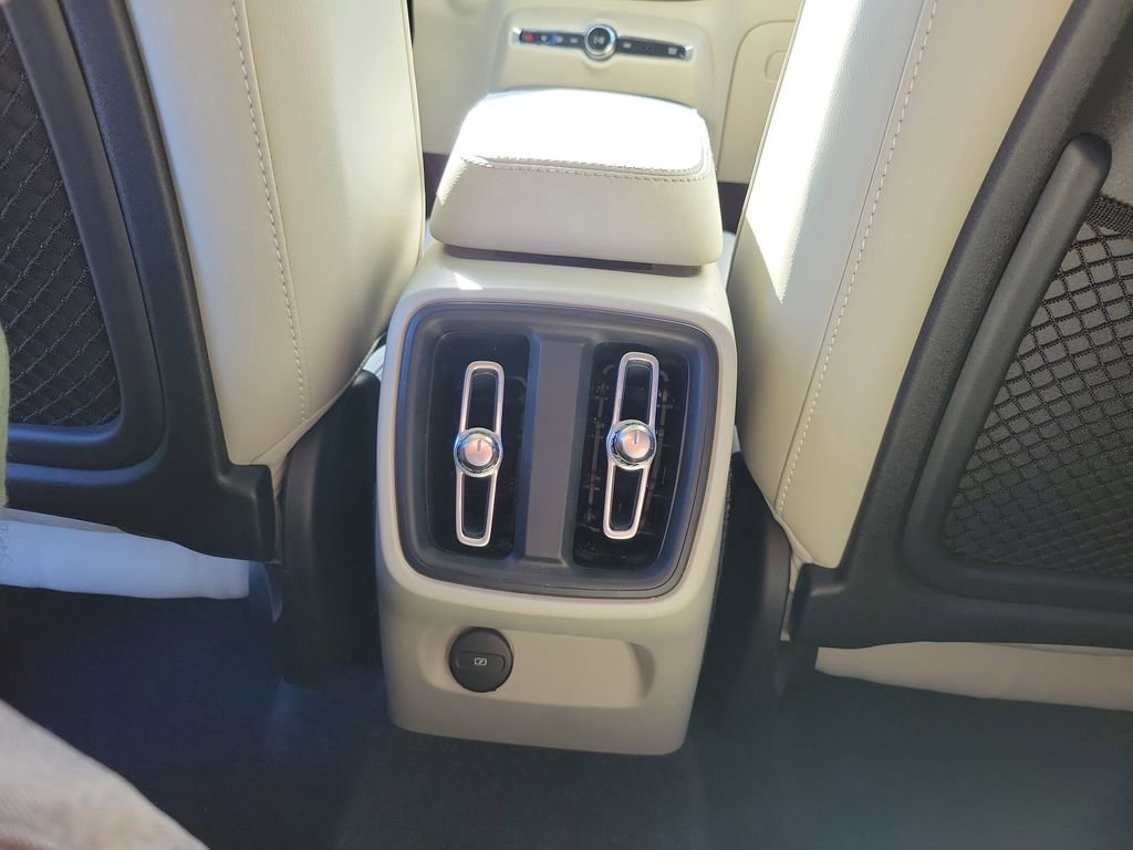 Used 2022 Volvo XC40 T4 Inscription w/ Protection Package image 16