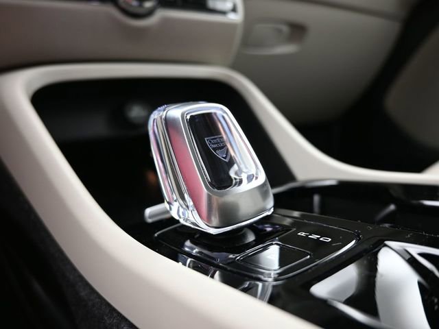 Used 2023 Volvo XC40 B5 Plus image 11