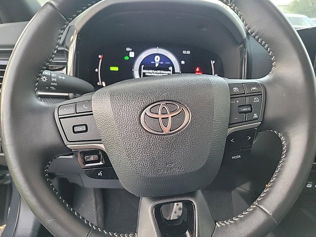 Used 2025 Toyota Camry SE FWD image 9
