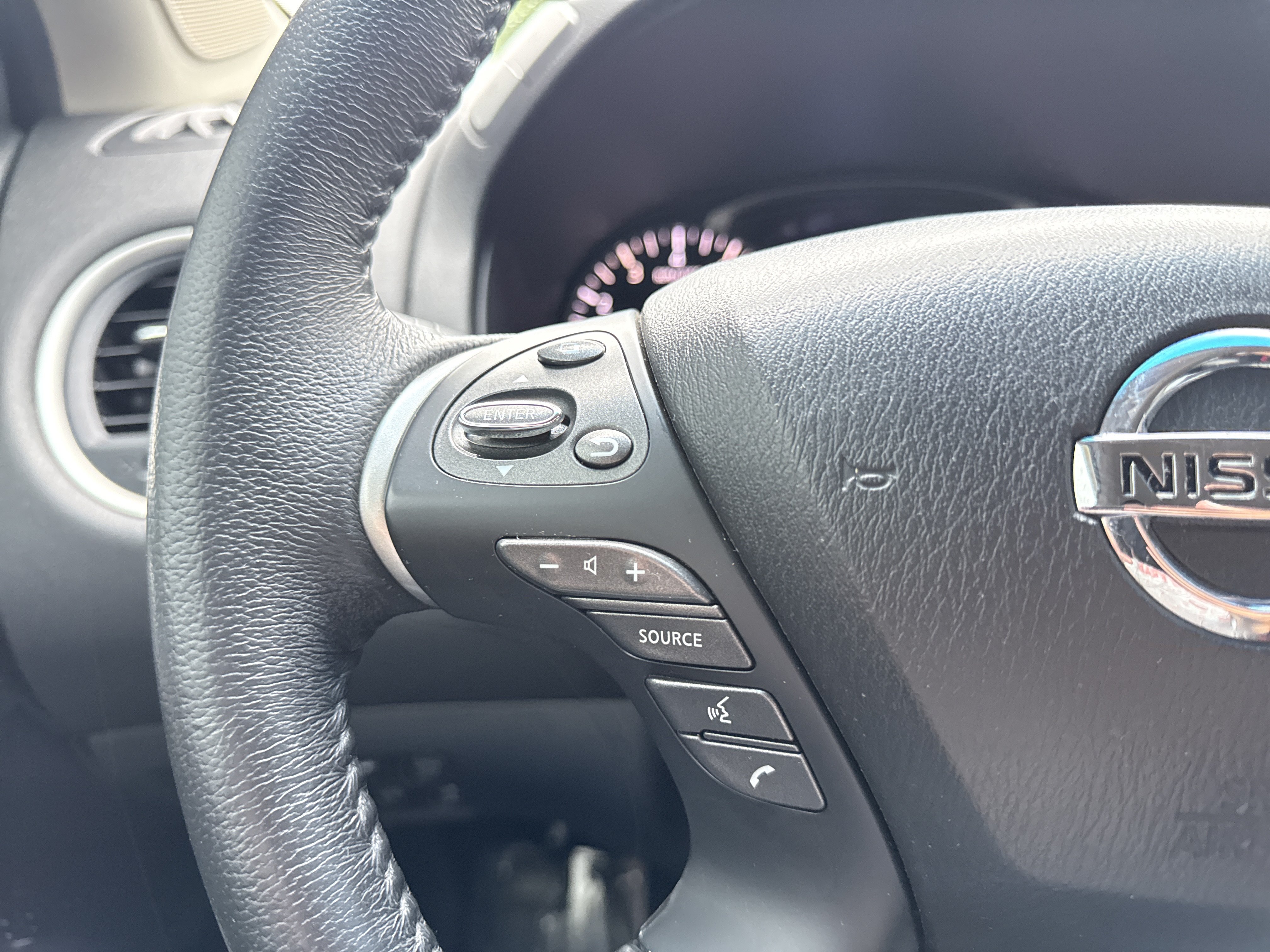 Used 2014 Nissan Pathfinder Platinum FWD image 22