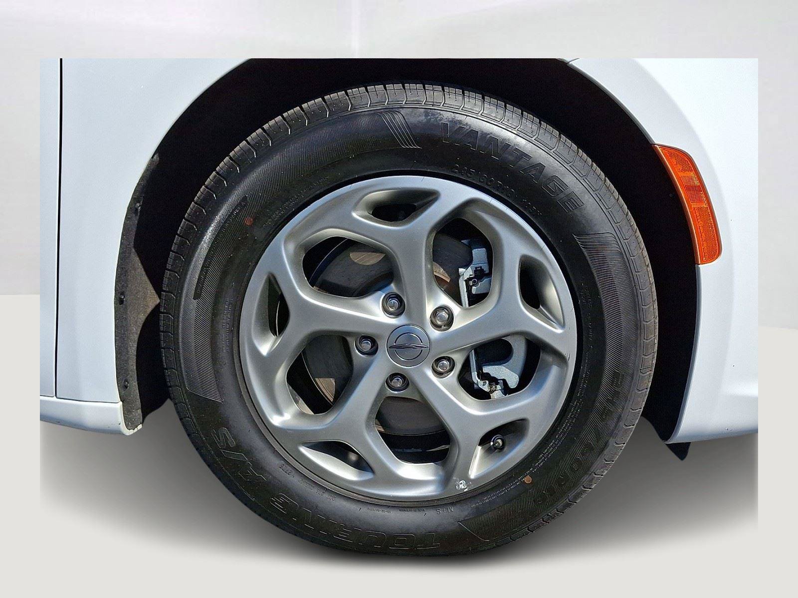 Certified 2024 Chrysler Pacifica Limited FWD image 9