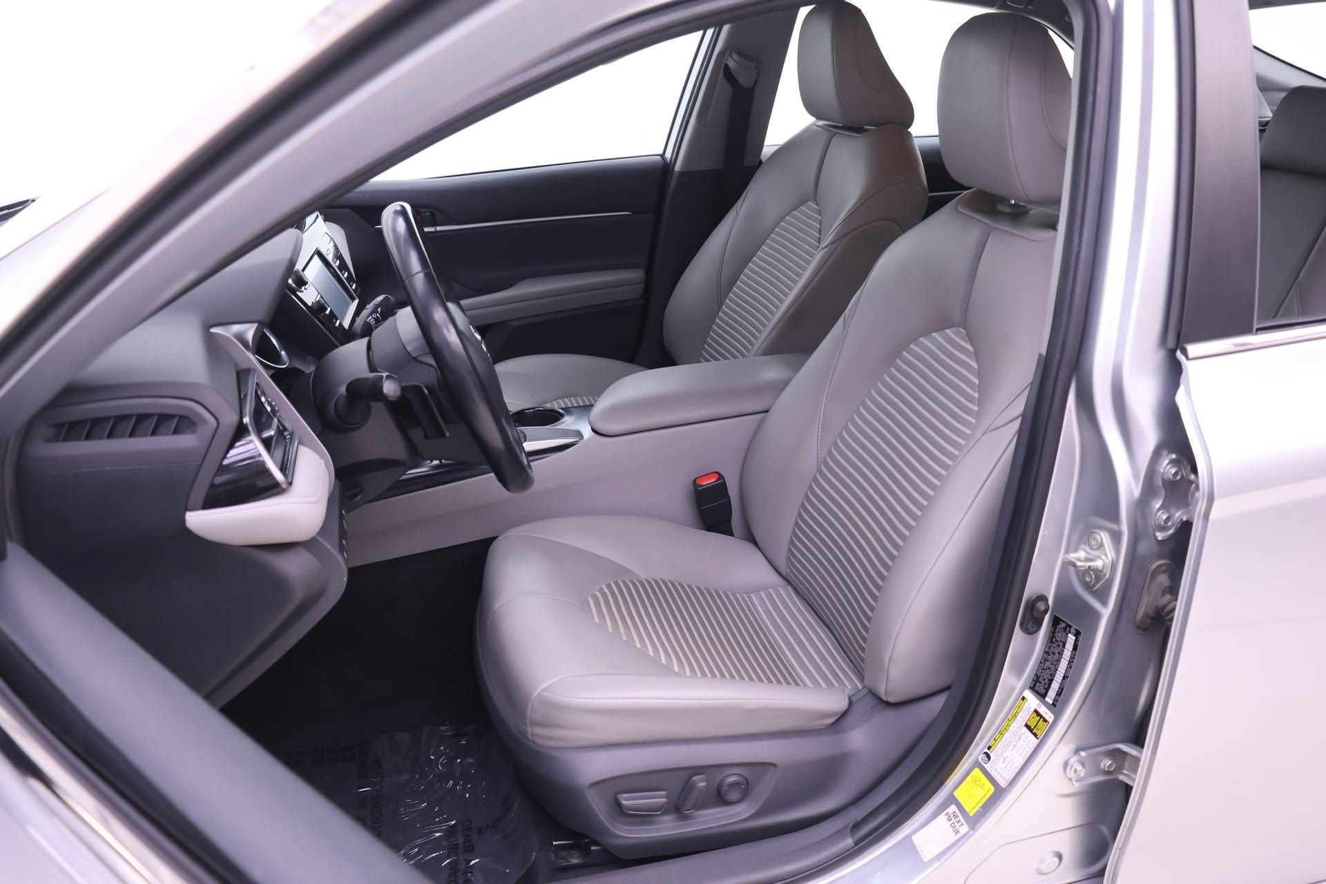 Used 2020 Toyota Camry SE FWD image 4
