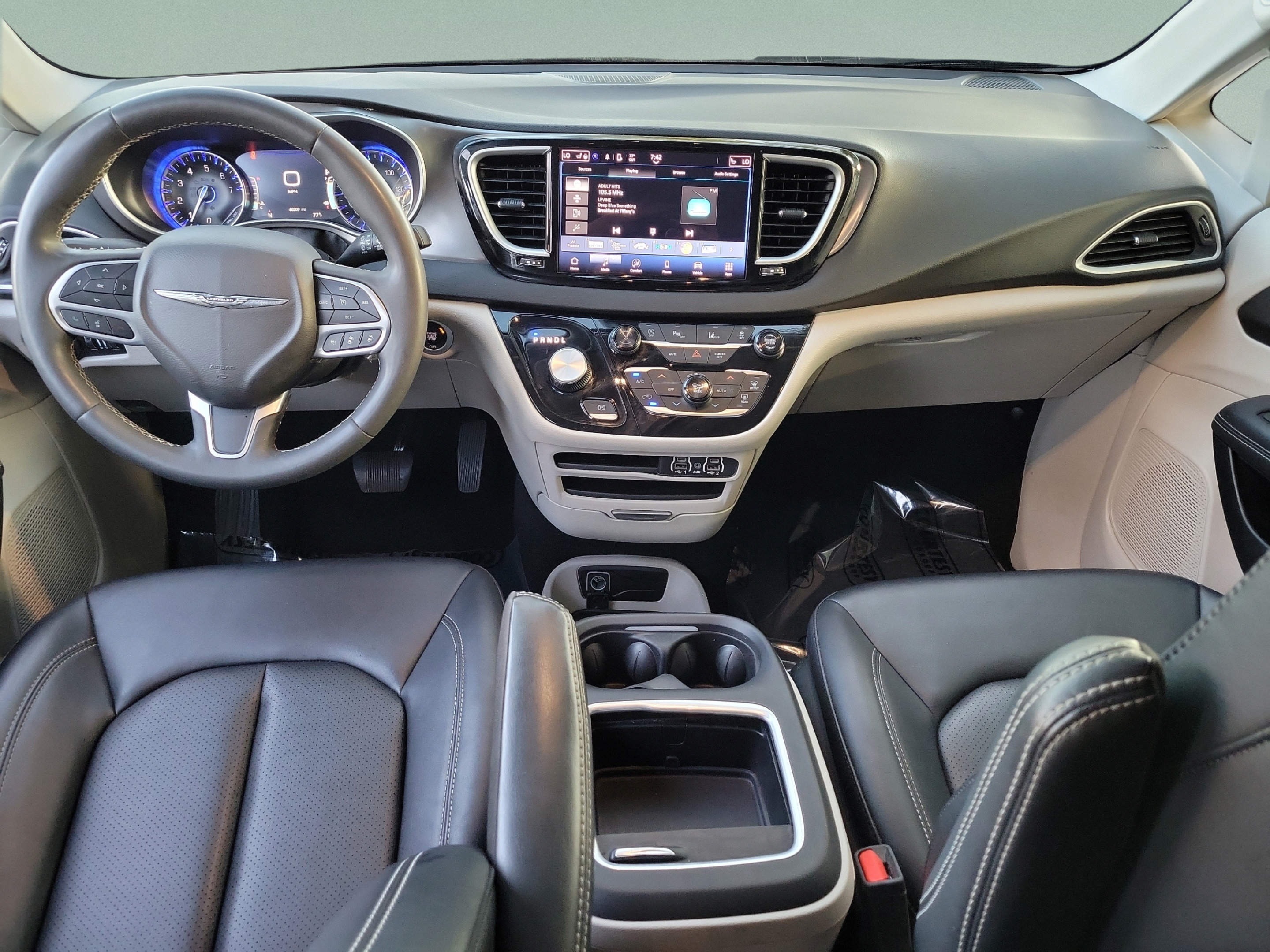 Used 2024 Chrysler Pacifica Touring-L FWD image 11