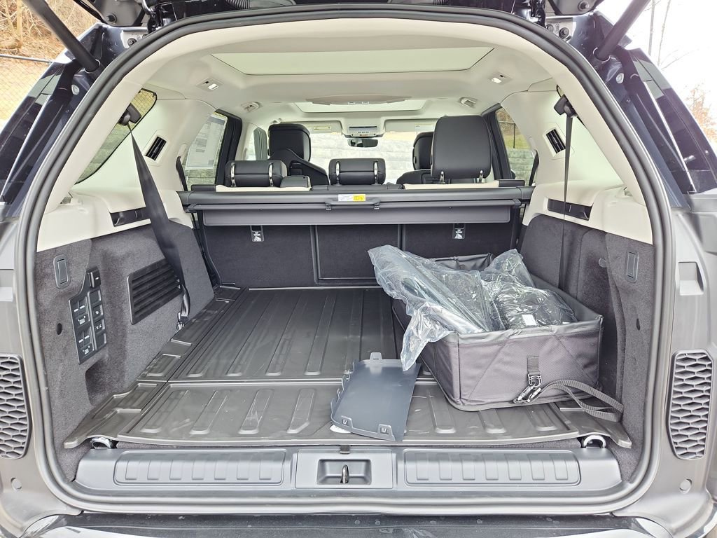 New 2026 Land Rover Discovery Limited Edition AWD/4WD image 13