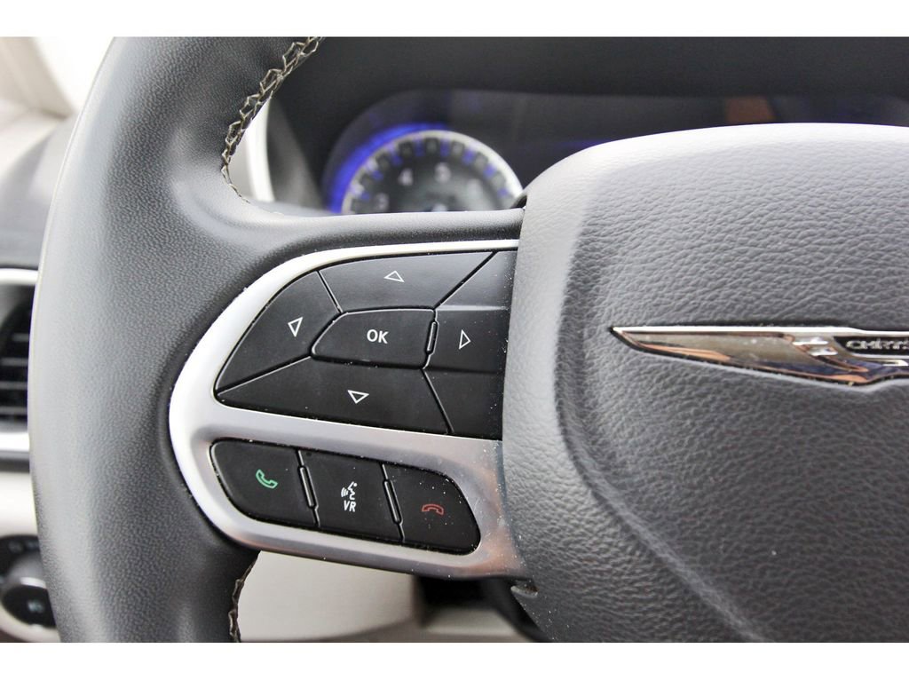 Used 2023 Chrysler Pacifica Touring-L image 16