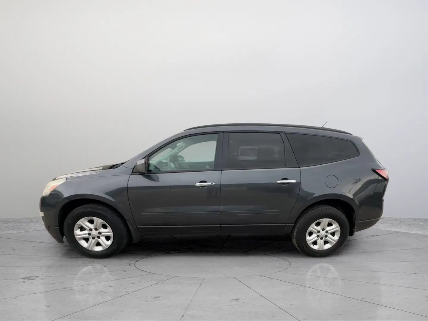 Used 2014 Chevrolet Traverse LS FWD image 2