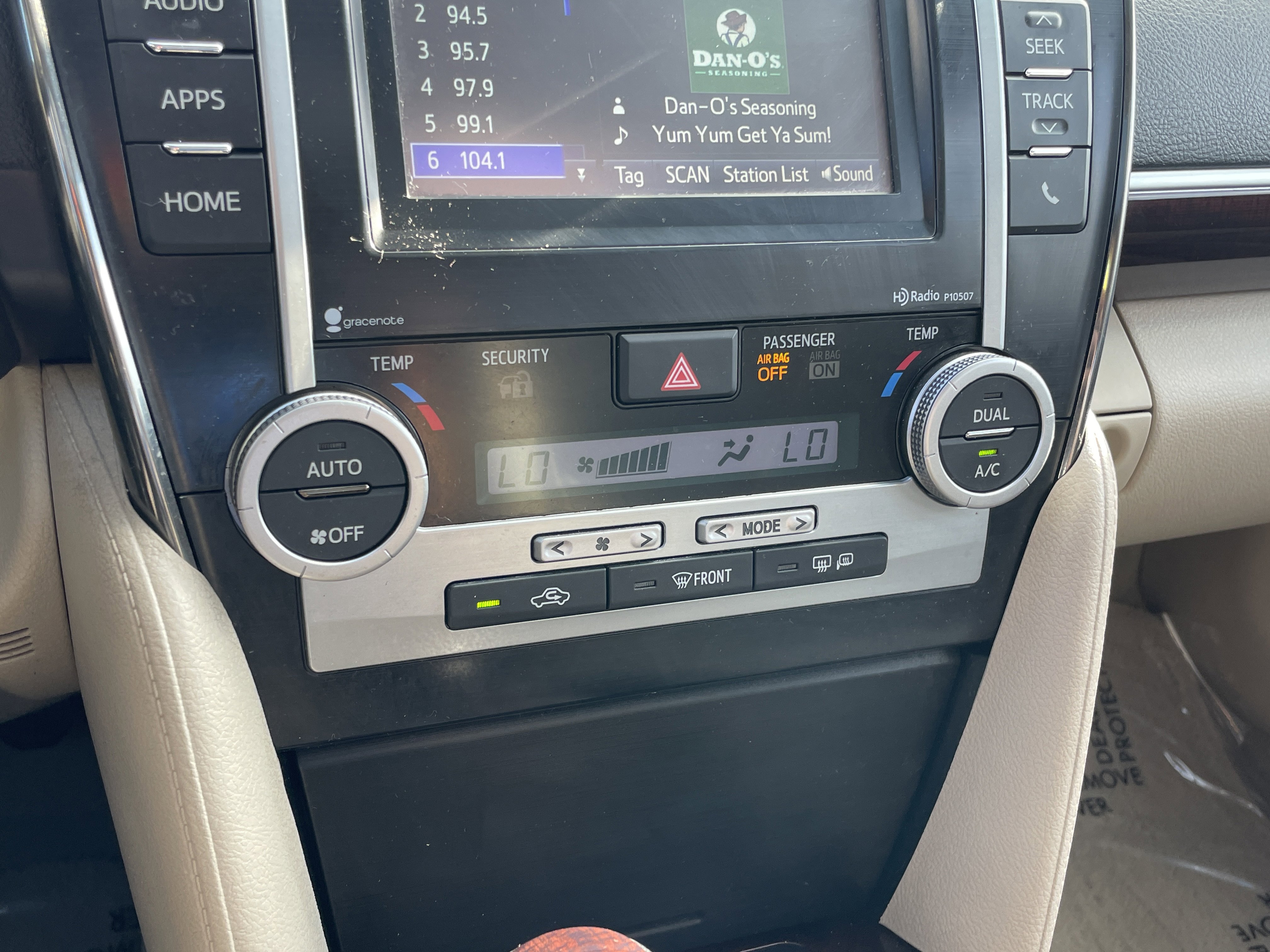 Used 2014 Toyota Camry XLE image 25