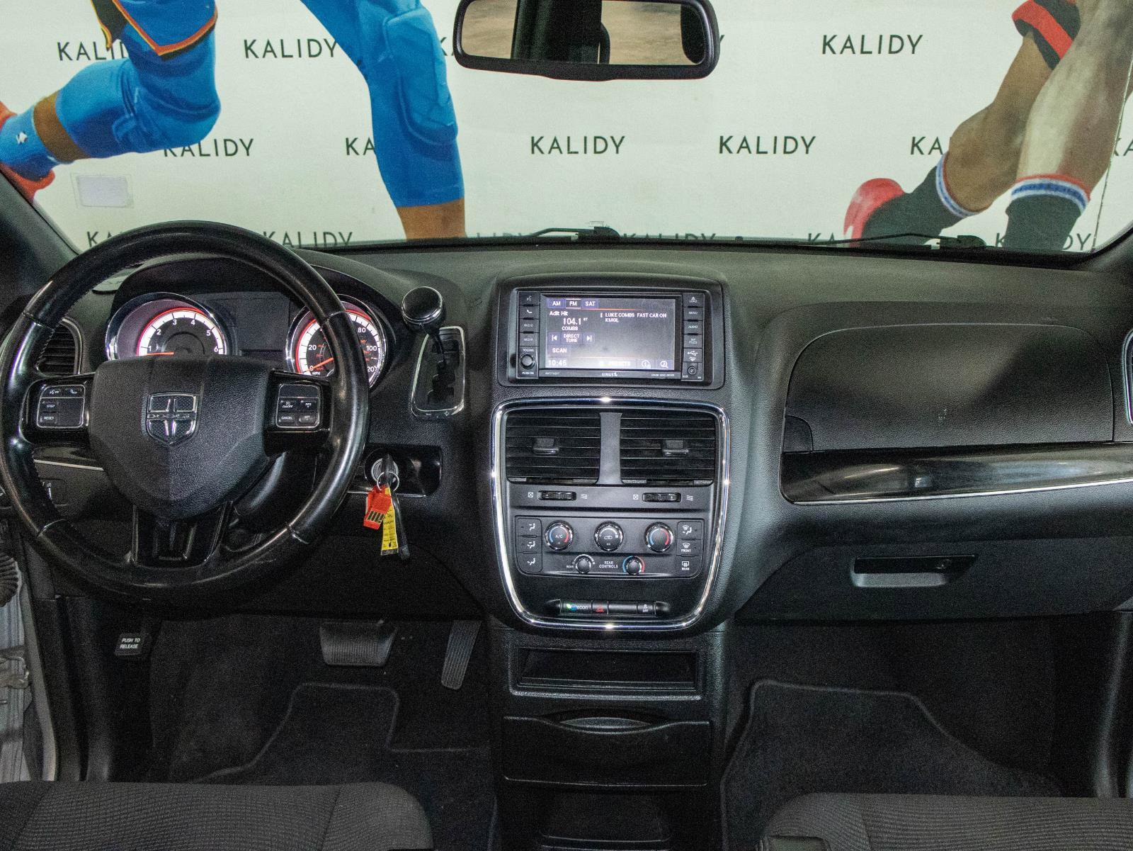 Used 2020 Dodge Grand Caravan SE image 3