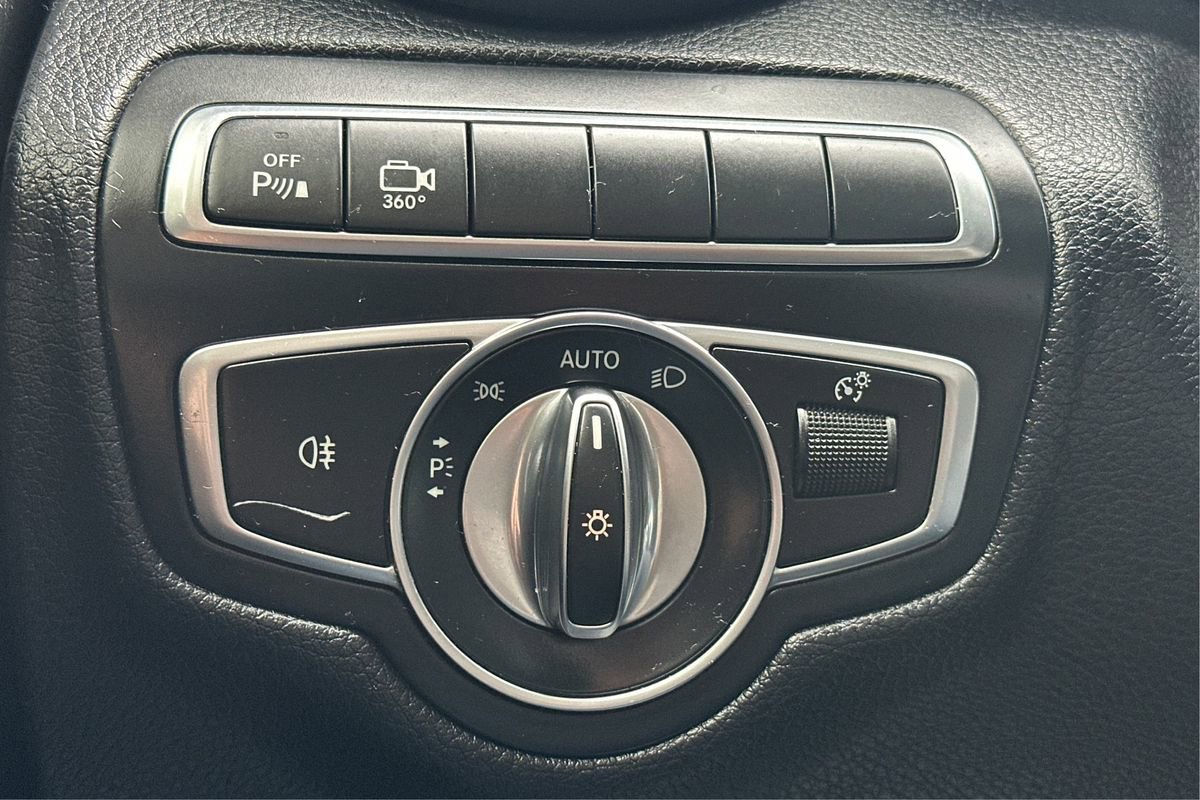 Used 2018 Mercedes-Benz GLC 300 w/ Premium Package image 18