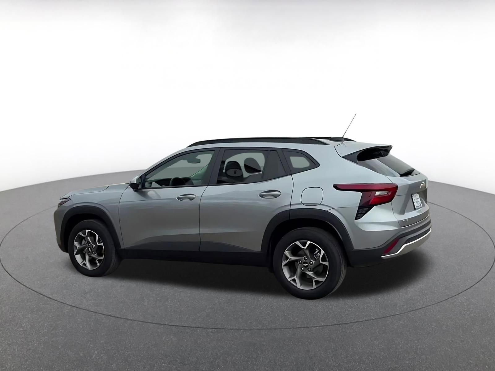 Used 2025 Chevrolet Trax LT w/ LT Convenience Package FWD image 10