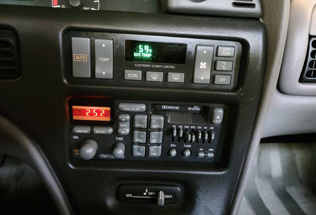 Used 1994 Pontiac Bonneville SSE FWD image 40