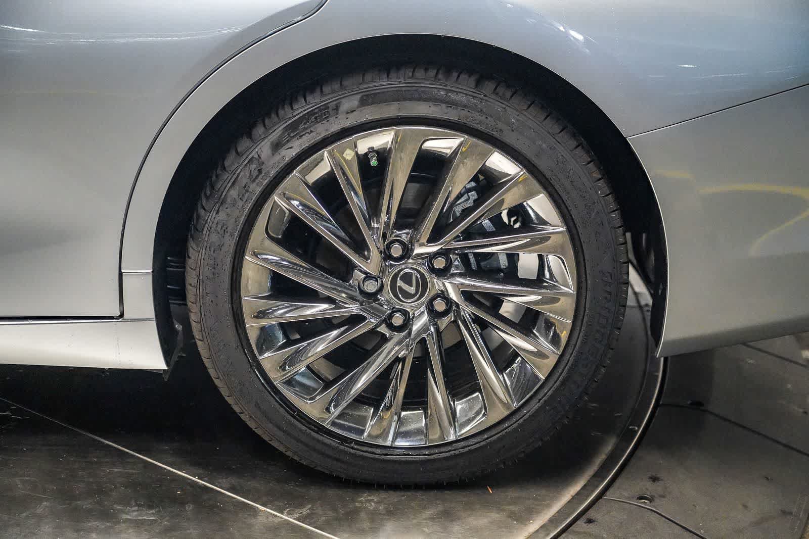 Used 2025 Lexus ES 300h w/ Accessory Package (Z2) FWD image 10