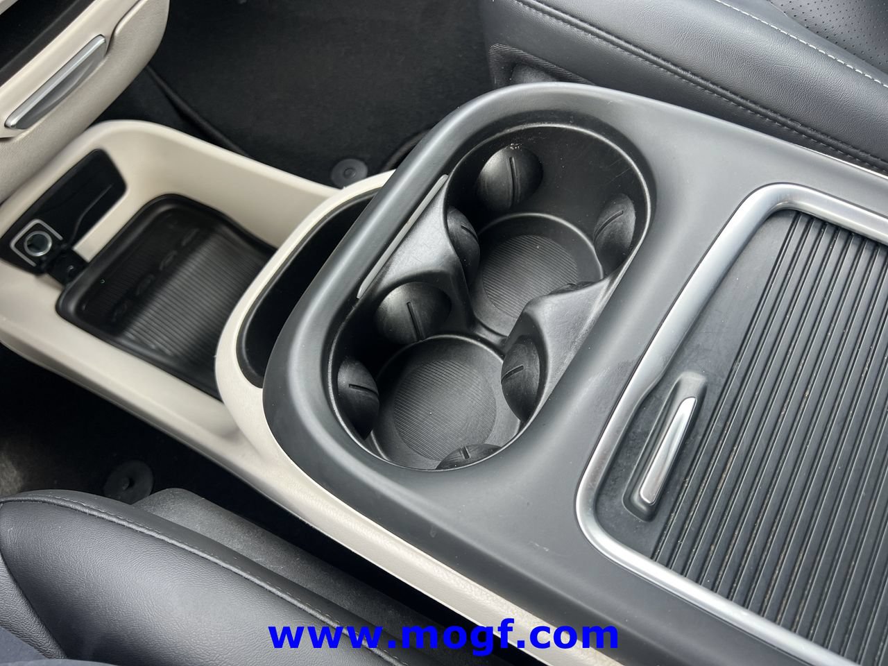Used 2024 Chrysler Pacifica Touring-L FWD image 12