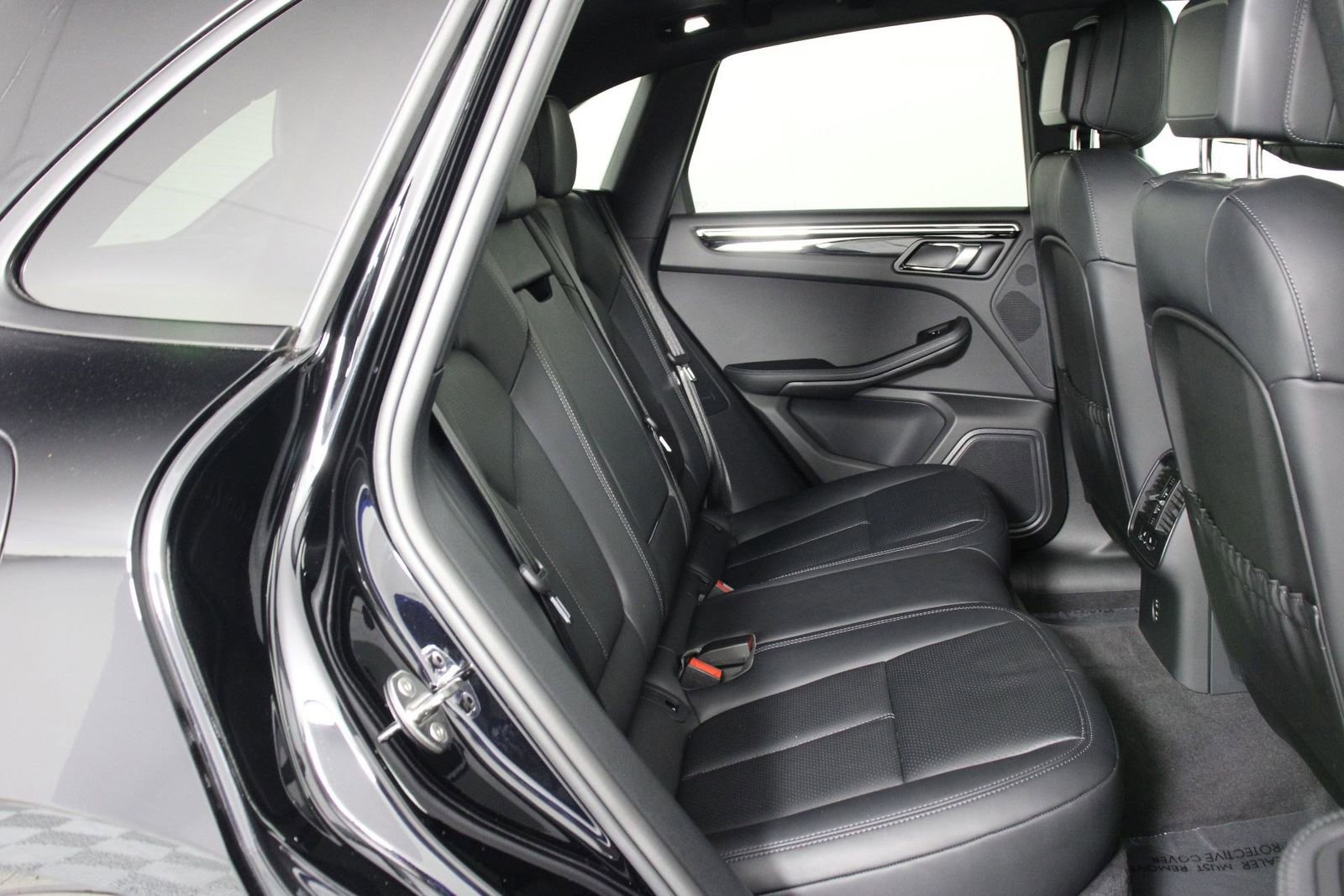 Certified 2025 Porsche Macan image 32