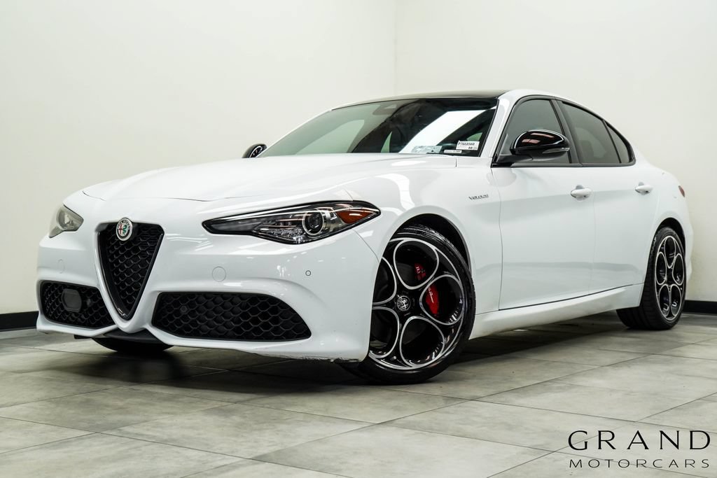 Used 2023 Alfa Romeo Giulia Veloce RWD image 1