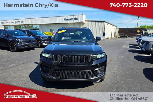Used 2023 Jeep Grand Cherokee Altitude AWD/4WD image 2