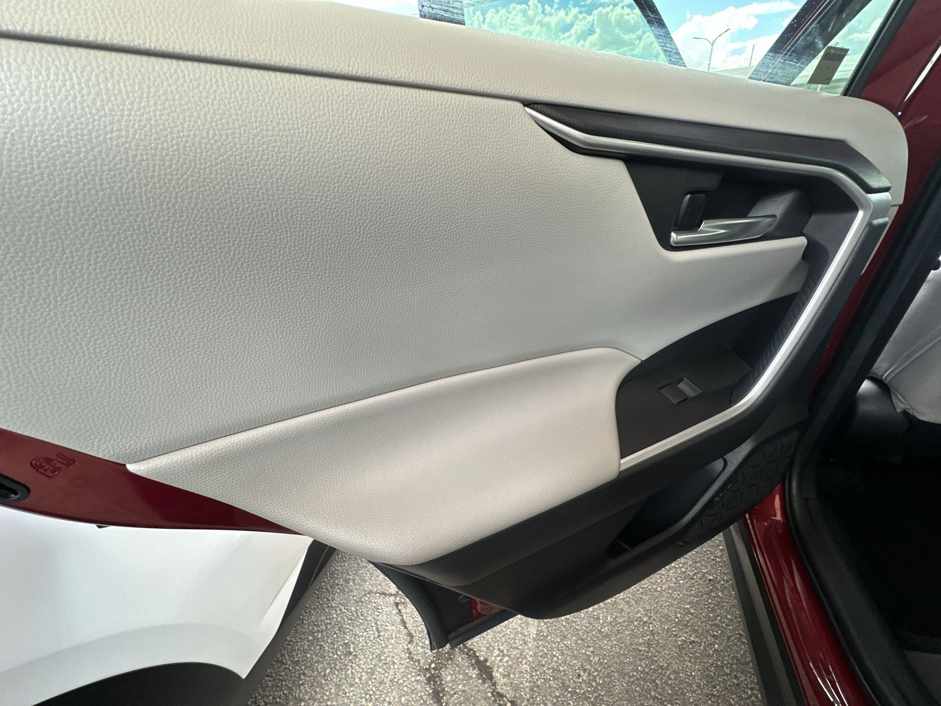 Used 2021 Toyota RAV4 XLE image 31