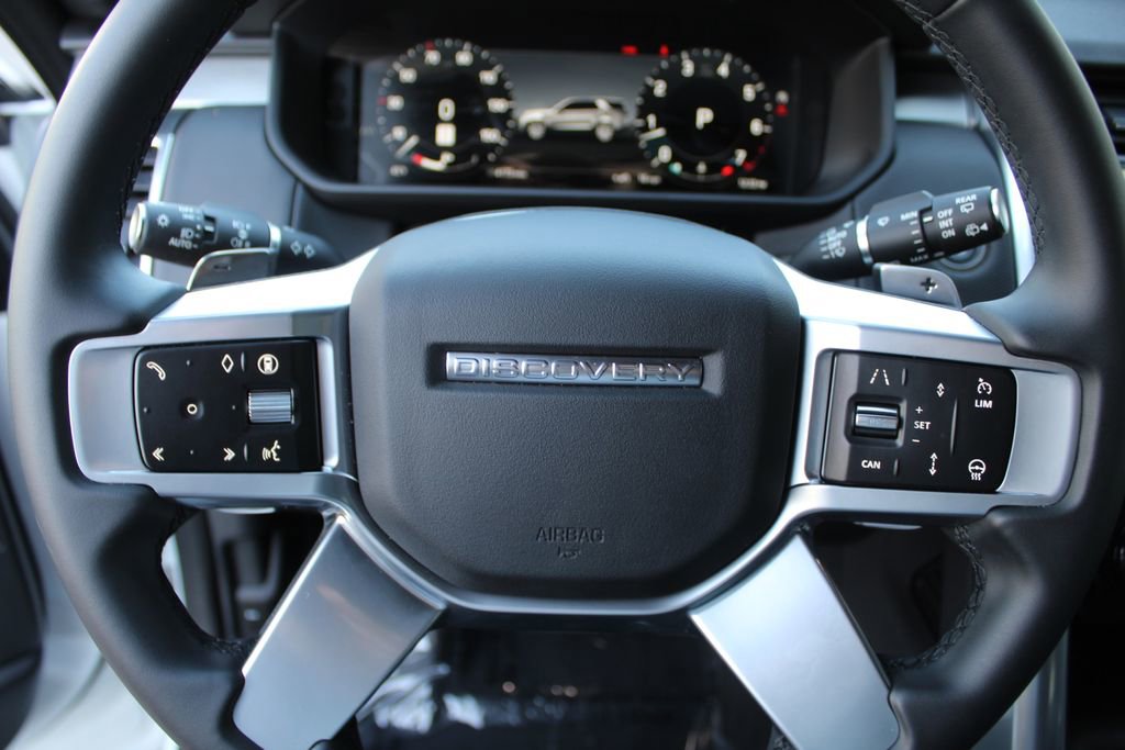 Used 2025 Land Rover Discovery Dynamic SE image 18