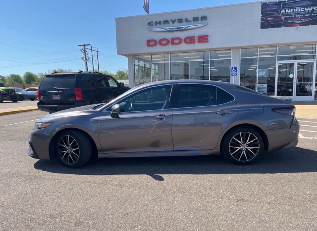 Used 2023 Toyota Camry SE image 3