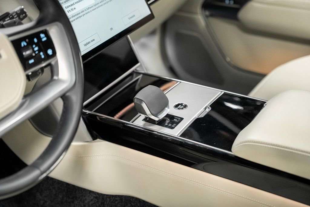 Used 2025 Land Rover Range Rover SE image 51