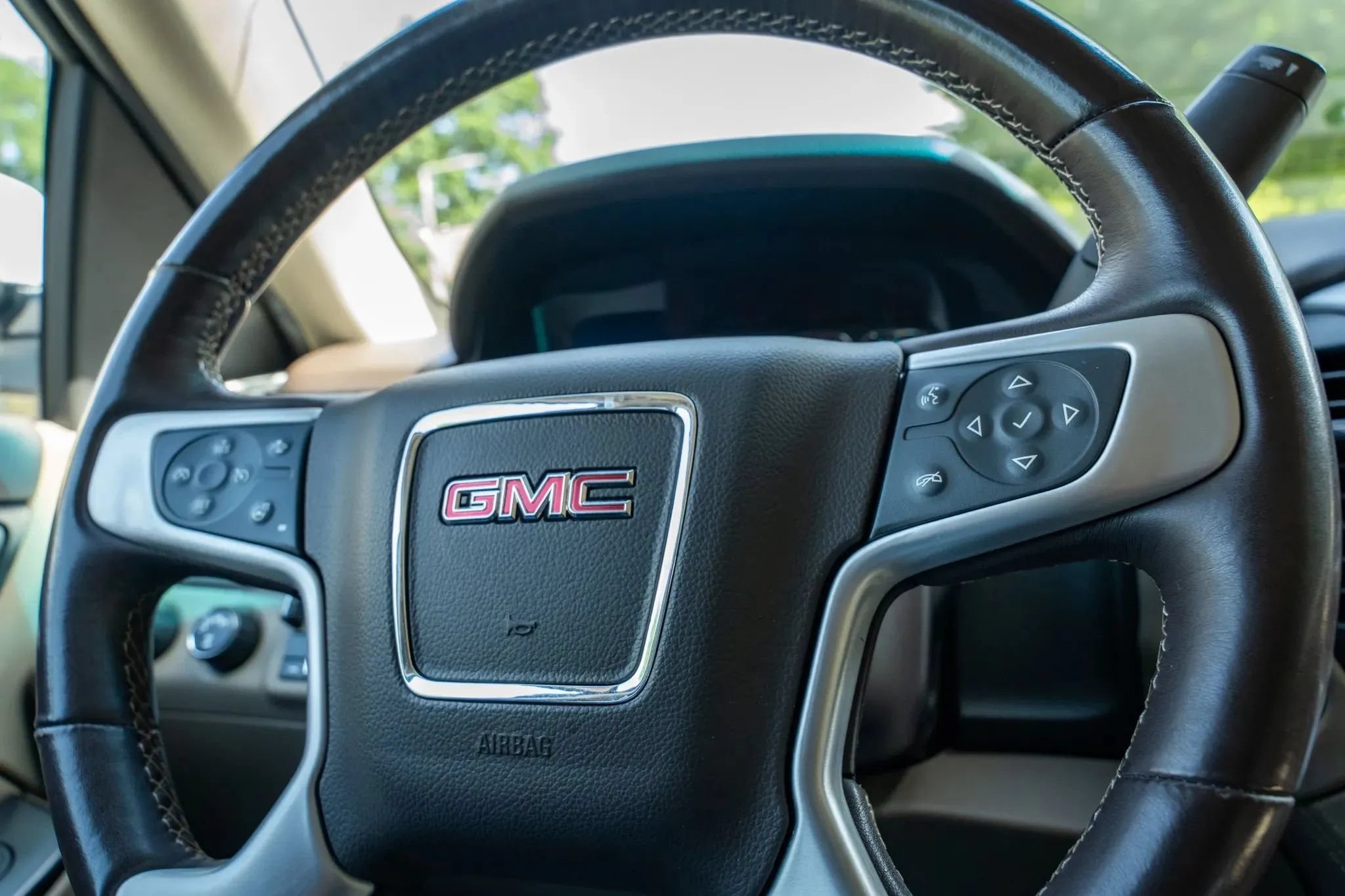 Used 2020 GMC Yukon SLT w/ Premium Edition AWD/4WD image 30