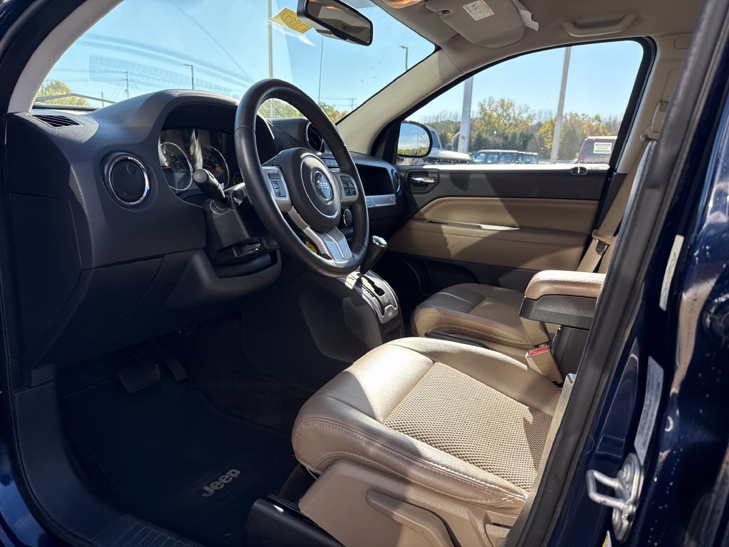 Used 2017 Jeep Compass Latitude FWD image 11