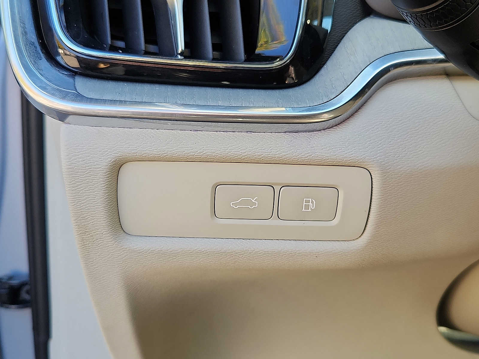 Certified 2024 Volvo S60 T8 Plus AWD/4WD image 22