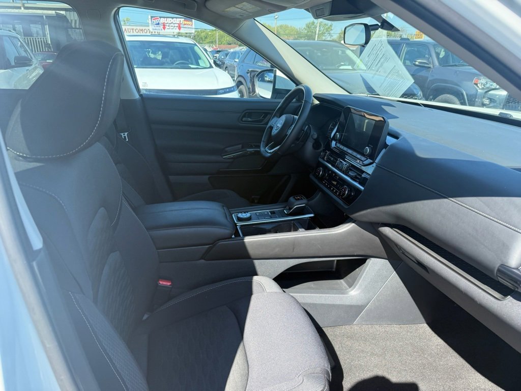 Used 2024 Nissan Pathfinder SV image 14