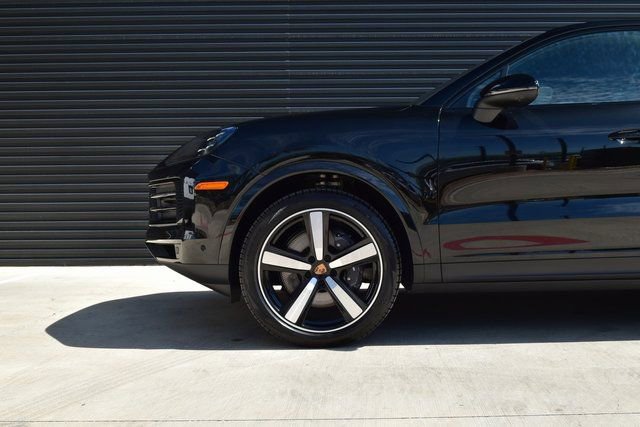 Used 2025 Porsche Cayenne Coupe AWD/4WD image 39