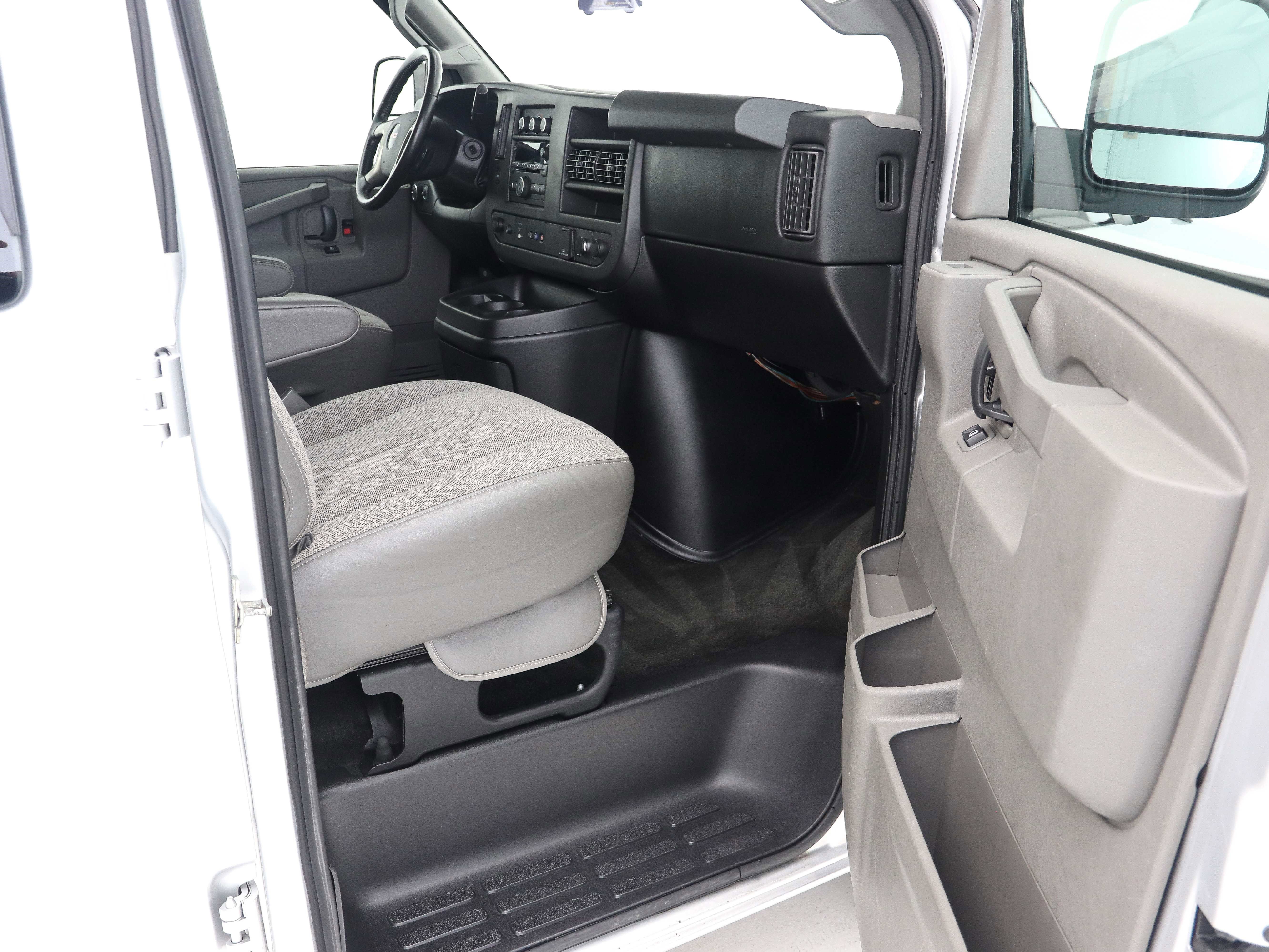 Used 2017 GMC Savana 3500 LT w/ LT Preferred Equipment Group image 15