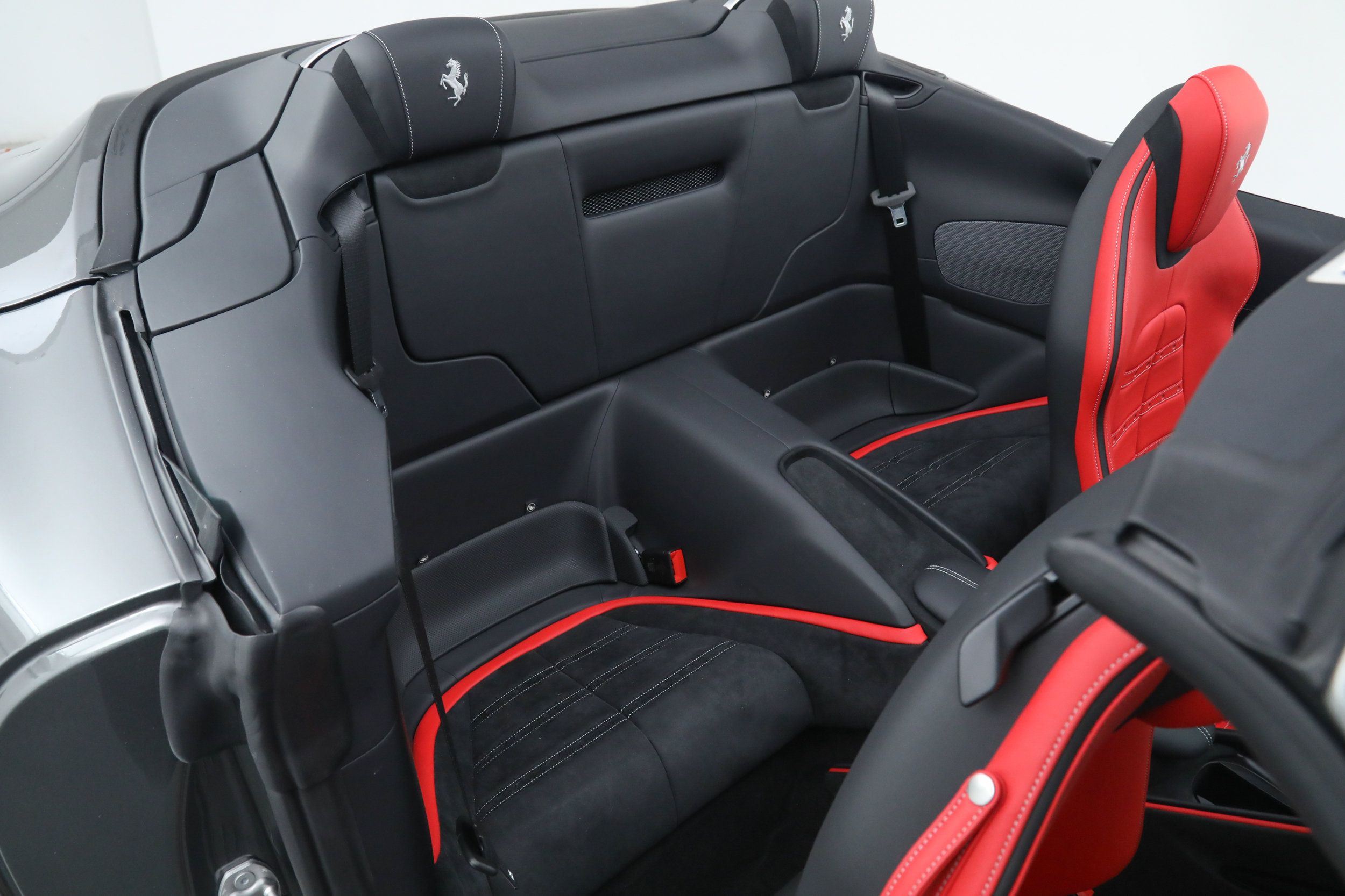 Certified 2025 Ferrari Roma Spider RWD image 32