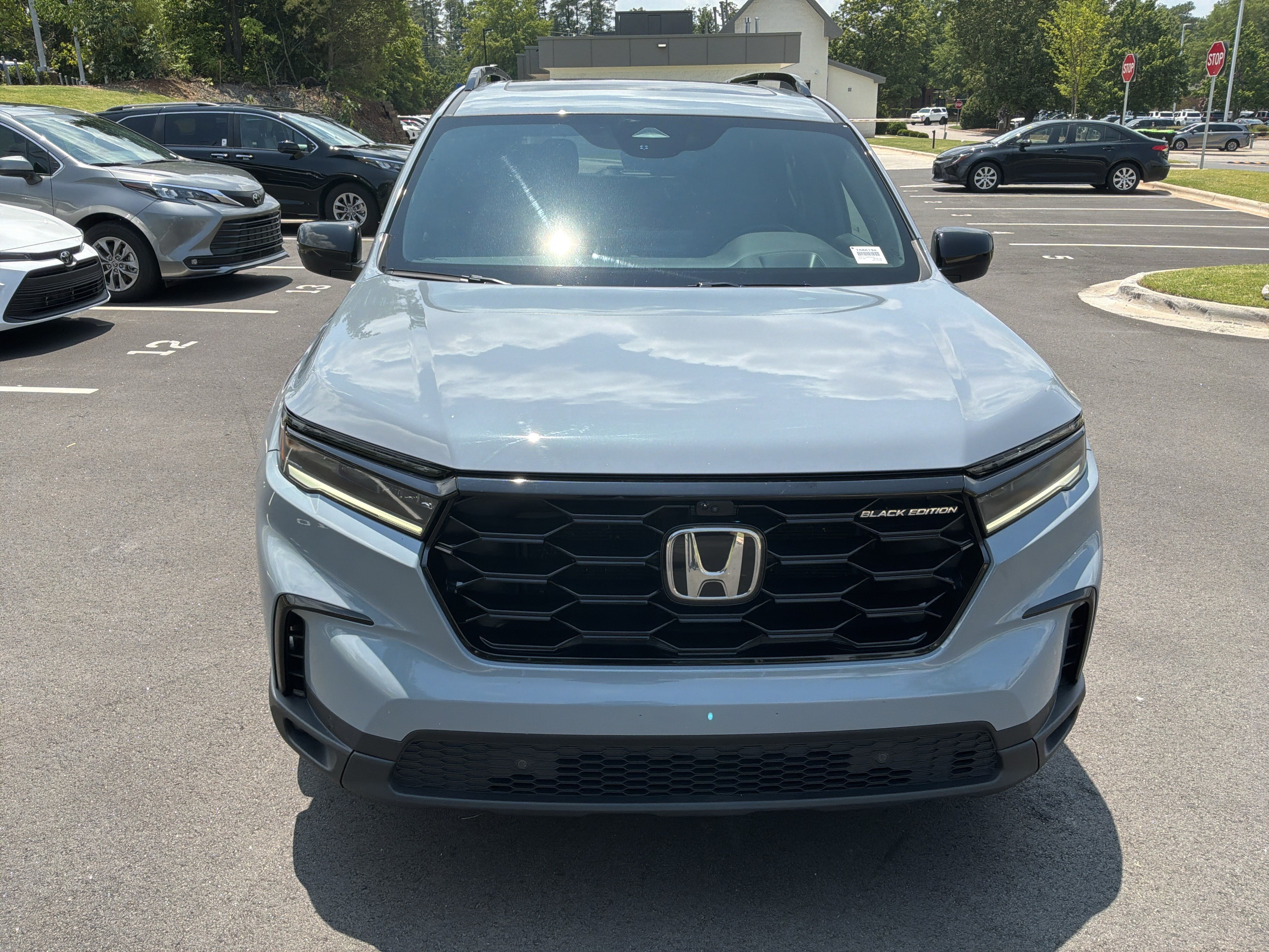 Used 2025 Honda Pilot Black Edition image 3