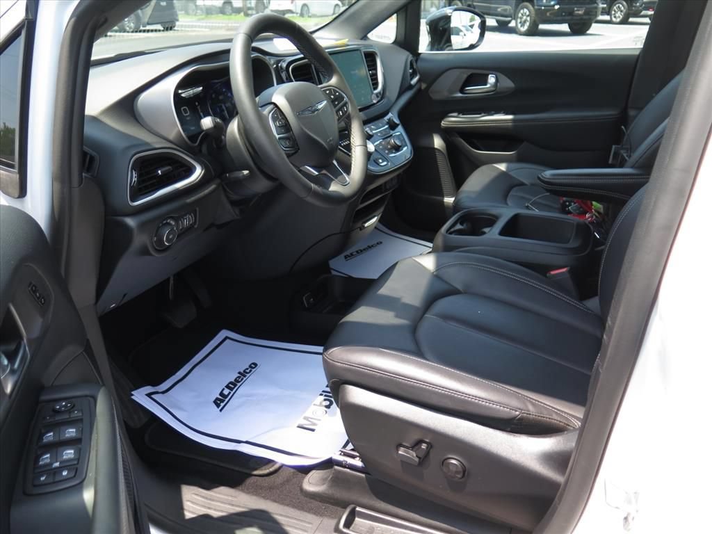 Used 2025 Chrysler Pacifica Select FWD image 9