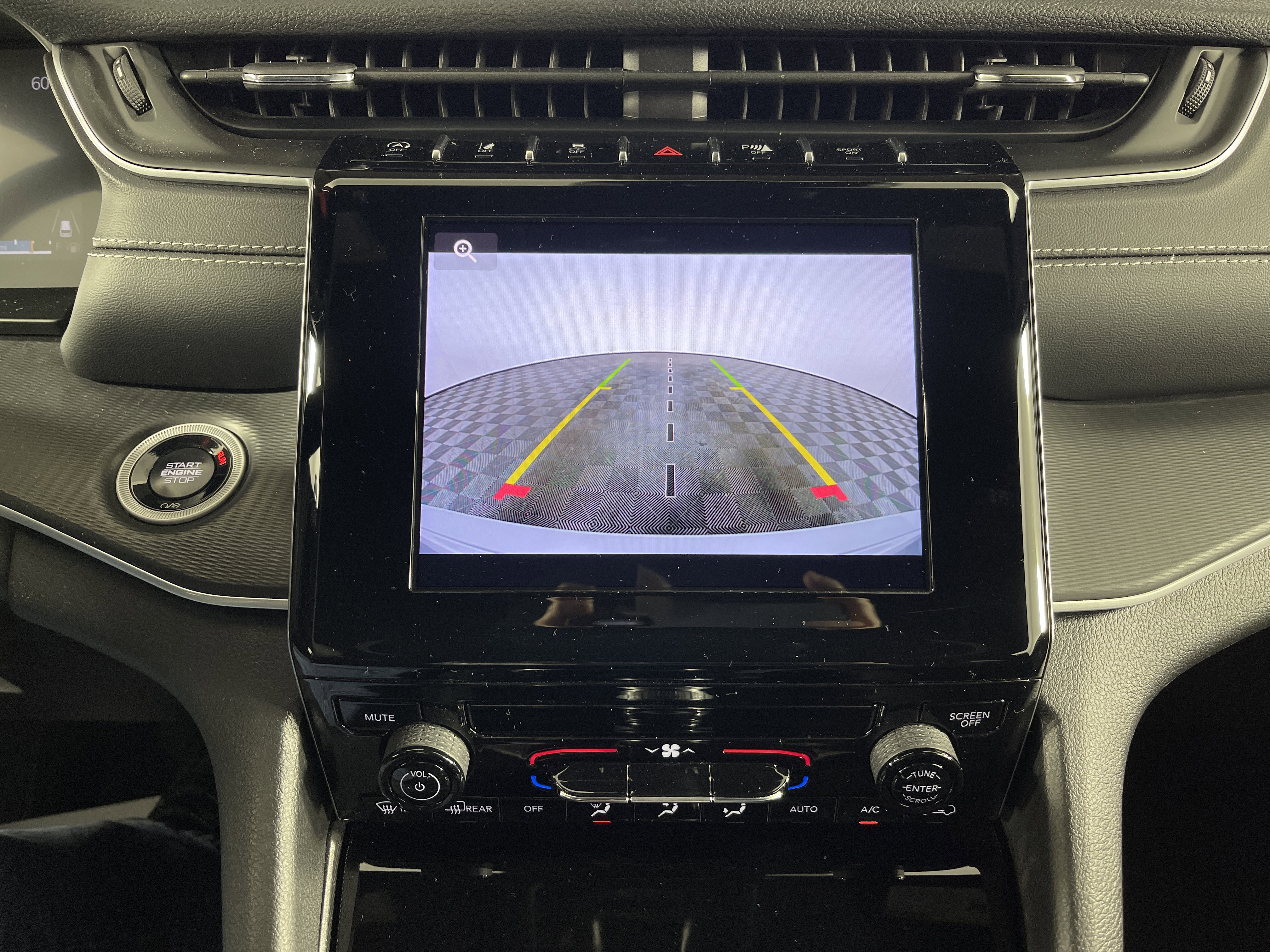 Used 2024 Jeep Grand Cherokee Laredo image 23