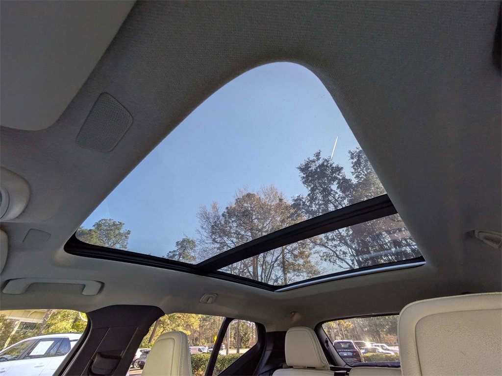 Used 2021 Volvo XC40 T5 Momentum w/ Protection Package Premier image 22