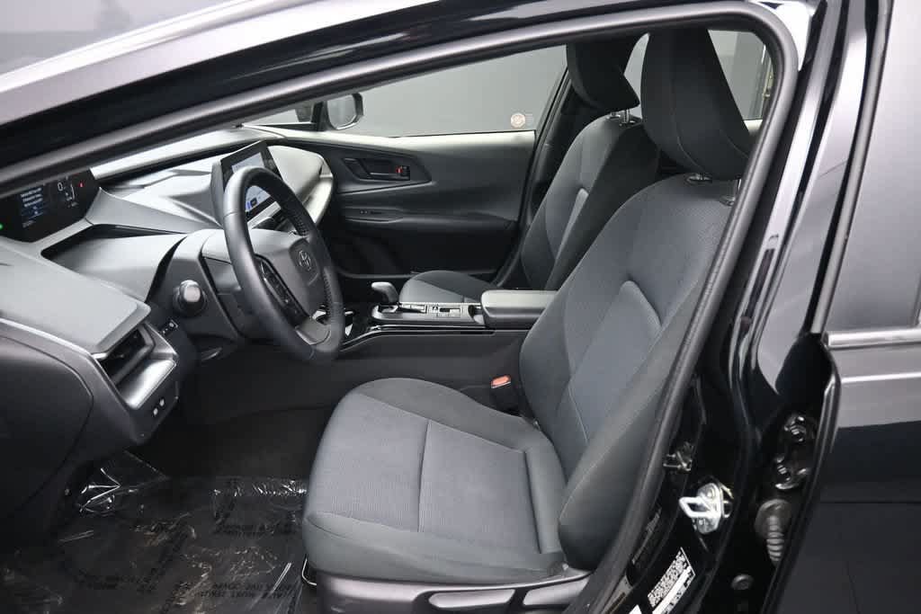 Certified 2025 Toyota Prius LE FWD image 20