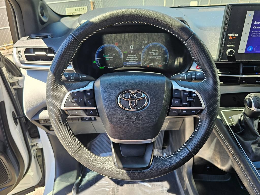 Used 2025 Toyota Sienna XSE AWD/4WD image 25