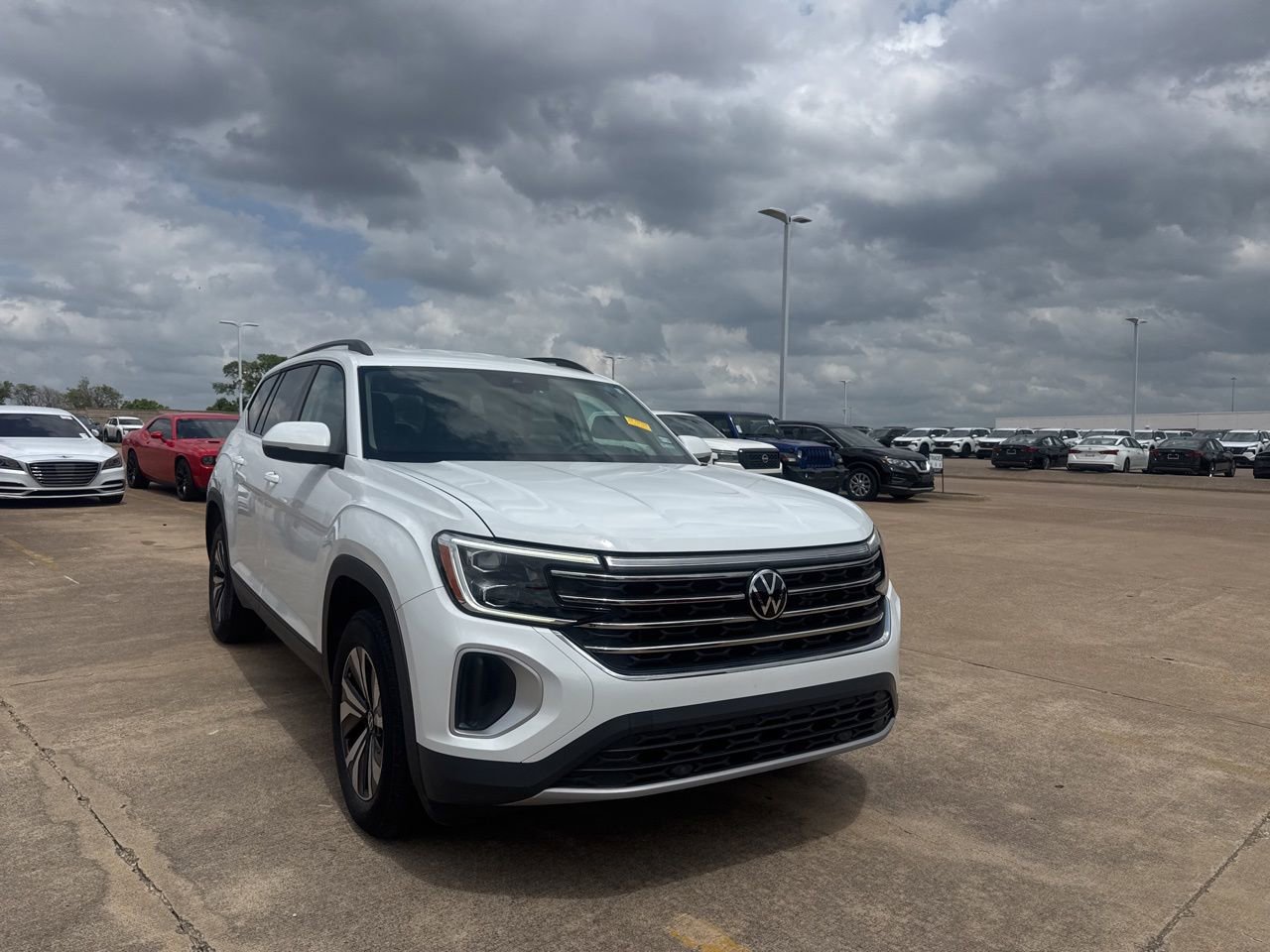 Used 2024 Volkswagen Atlas SE FWD image 2