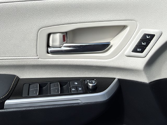 Used 2025 Toyota Sienna Platinum FWD image 24