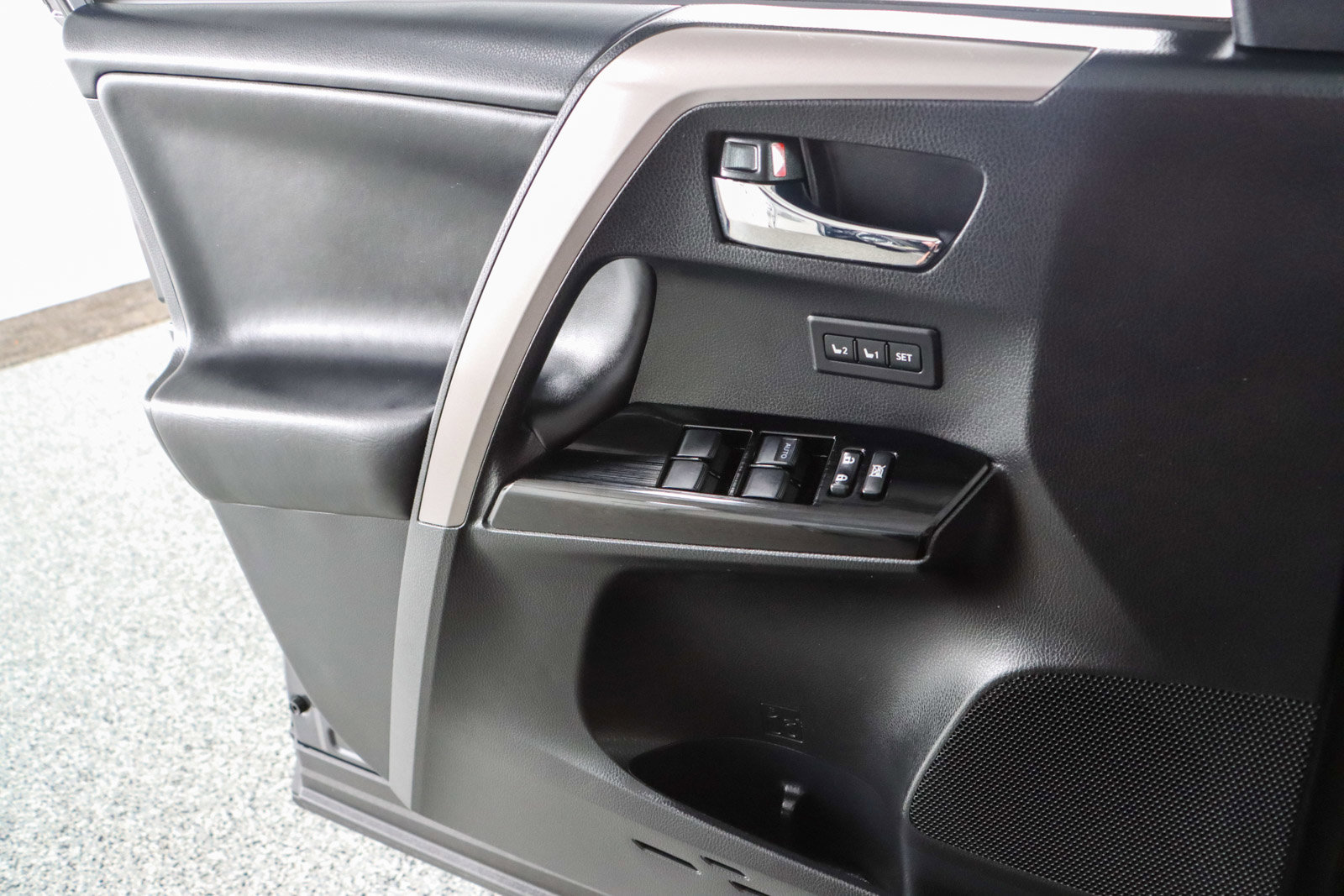Used 2018 Toyota RAV4 Limited FWD image 22