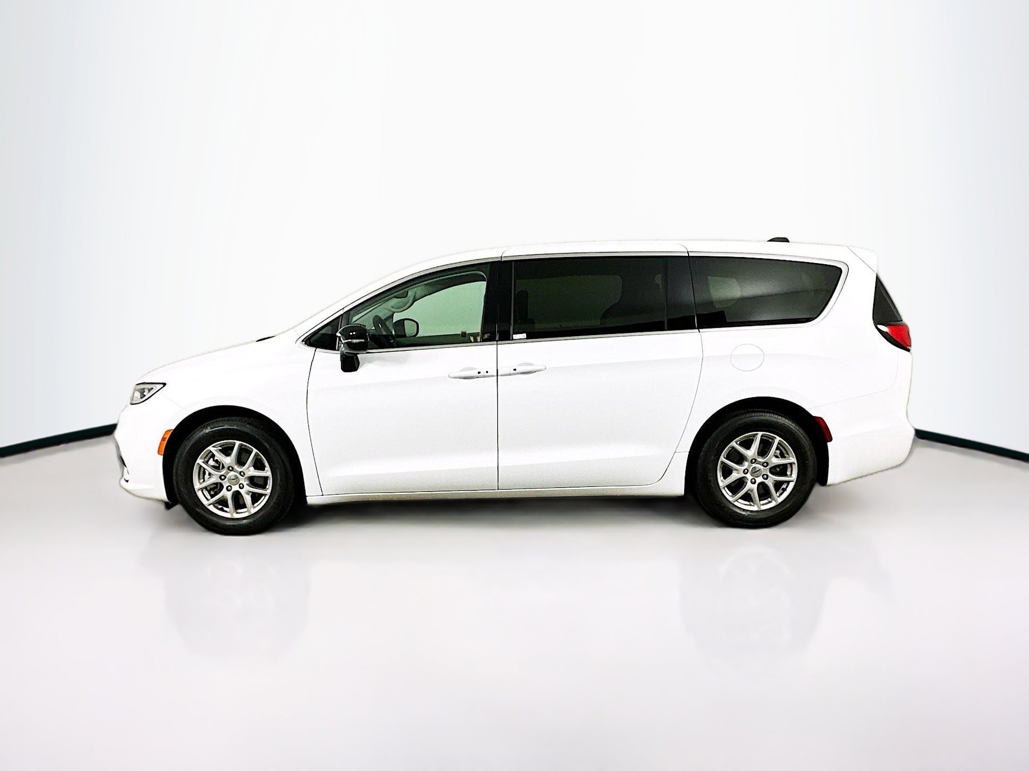 Used 2024 Chrysler Pacifica Touring-L image 4