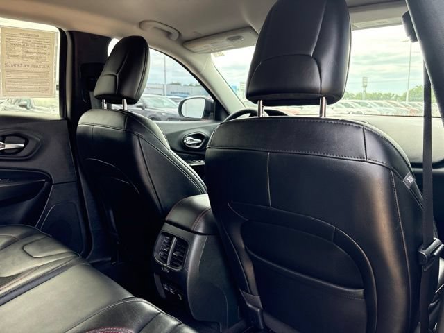 Used 2022 Jeep Cherokee Trailhawk w/ Comfort/Convenience Group AWD/4WD image 38