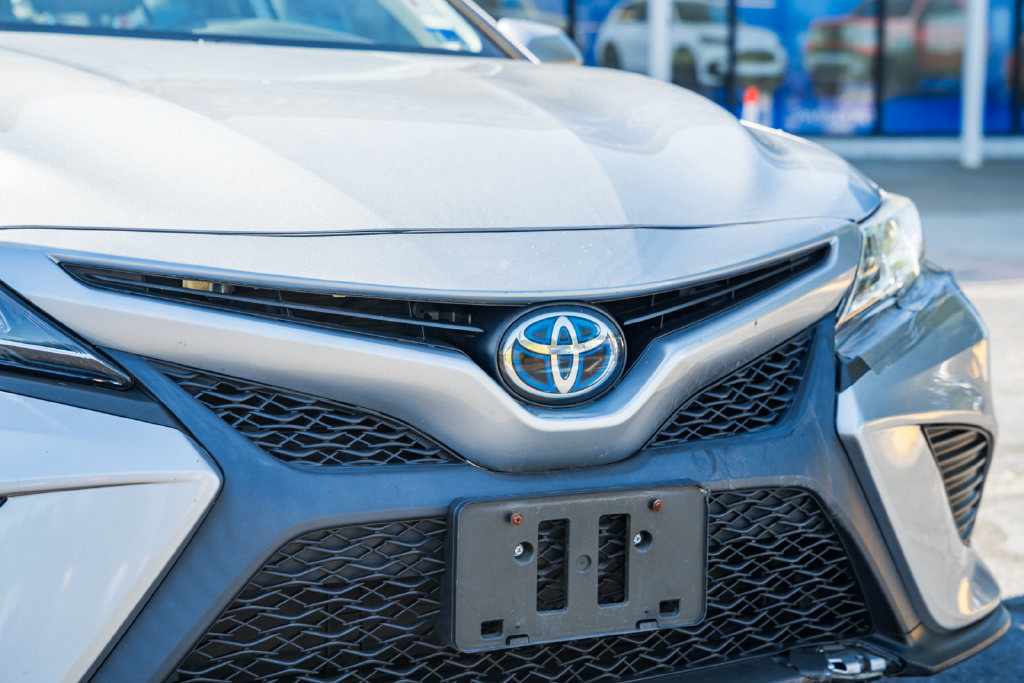 Used 2020 Toyota Camry SE w/ Sunroof Package FWD image 10