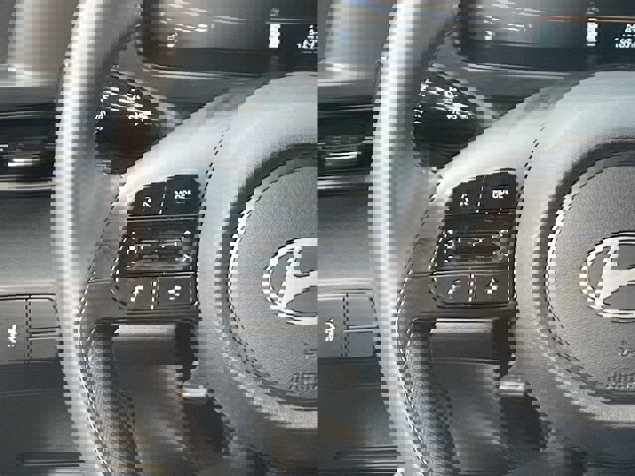 Certified 2025 Hyundai Elantra Sport image 22