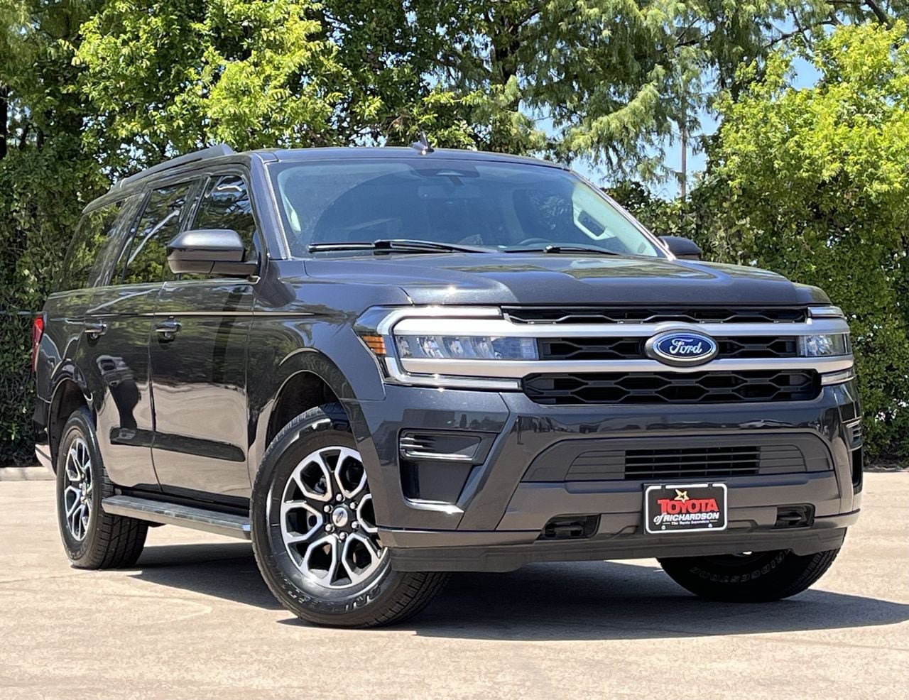 Used 2022 Ford Expedition XLT AWD/4WD image 2