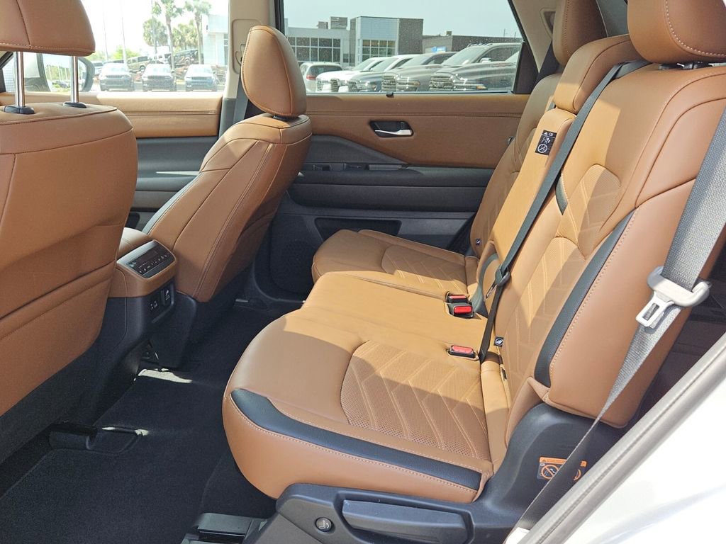 Used 2025 Nissan Pathfinder Platinum w/ Black Appearance Package image 11