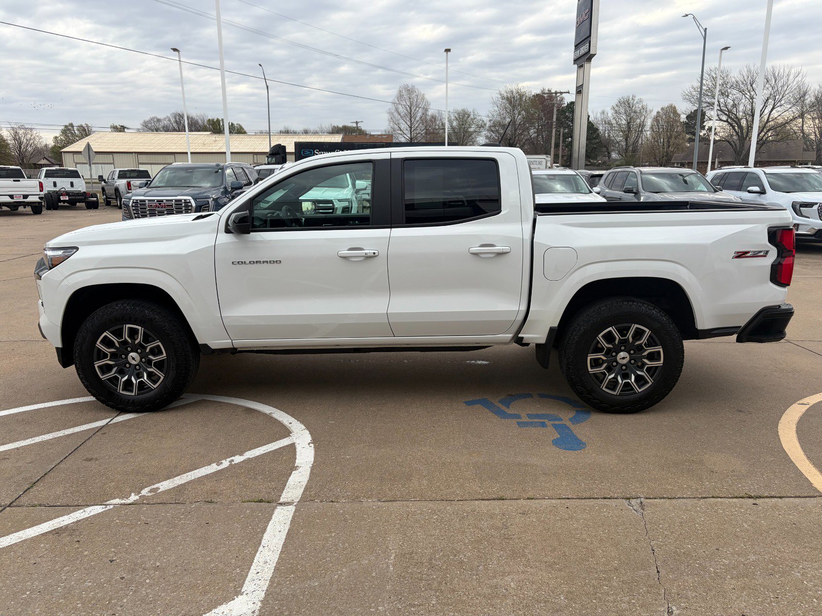 Used 2023 Chevrolet Colorado Z71 w/ Z71 Convenience Package 2 AWD/4WD image 3
