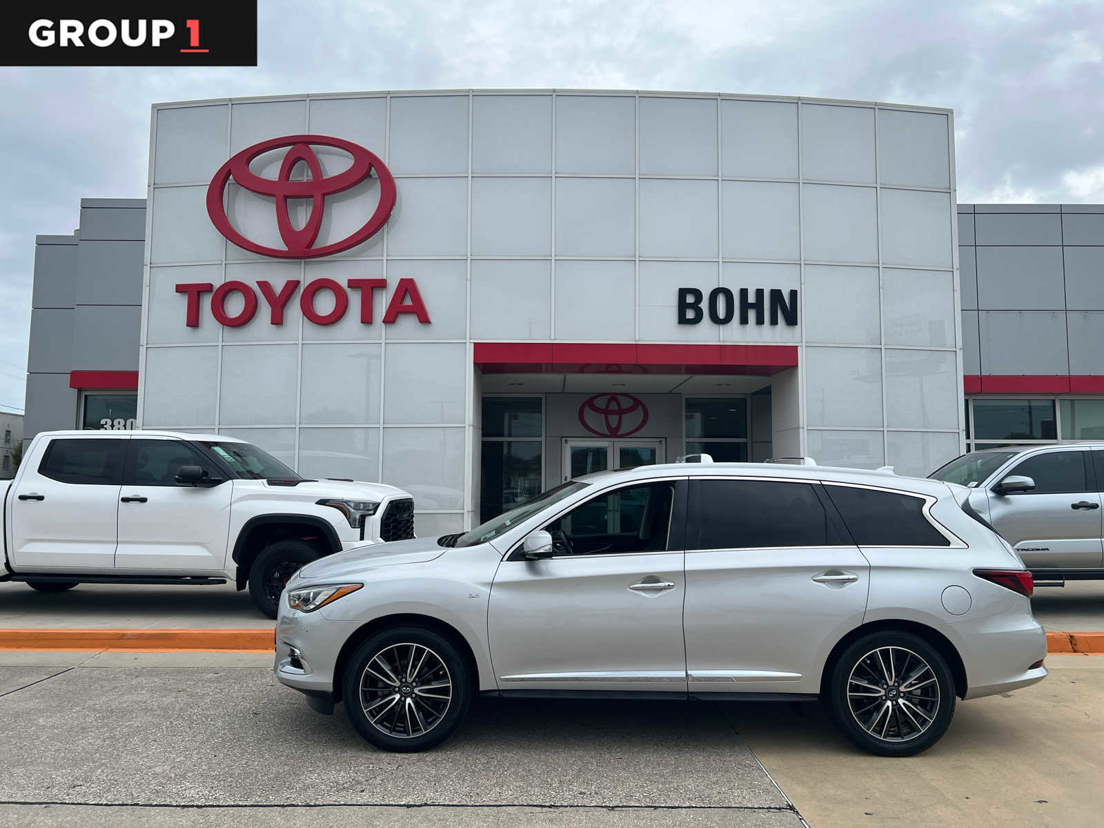 Used 2017 INFINITI QX60 FWD w/ Deluxe Technology Package