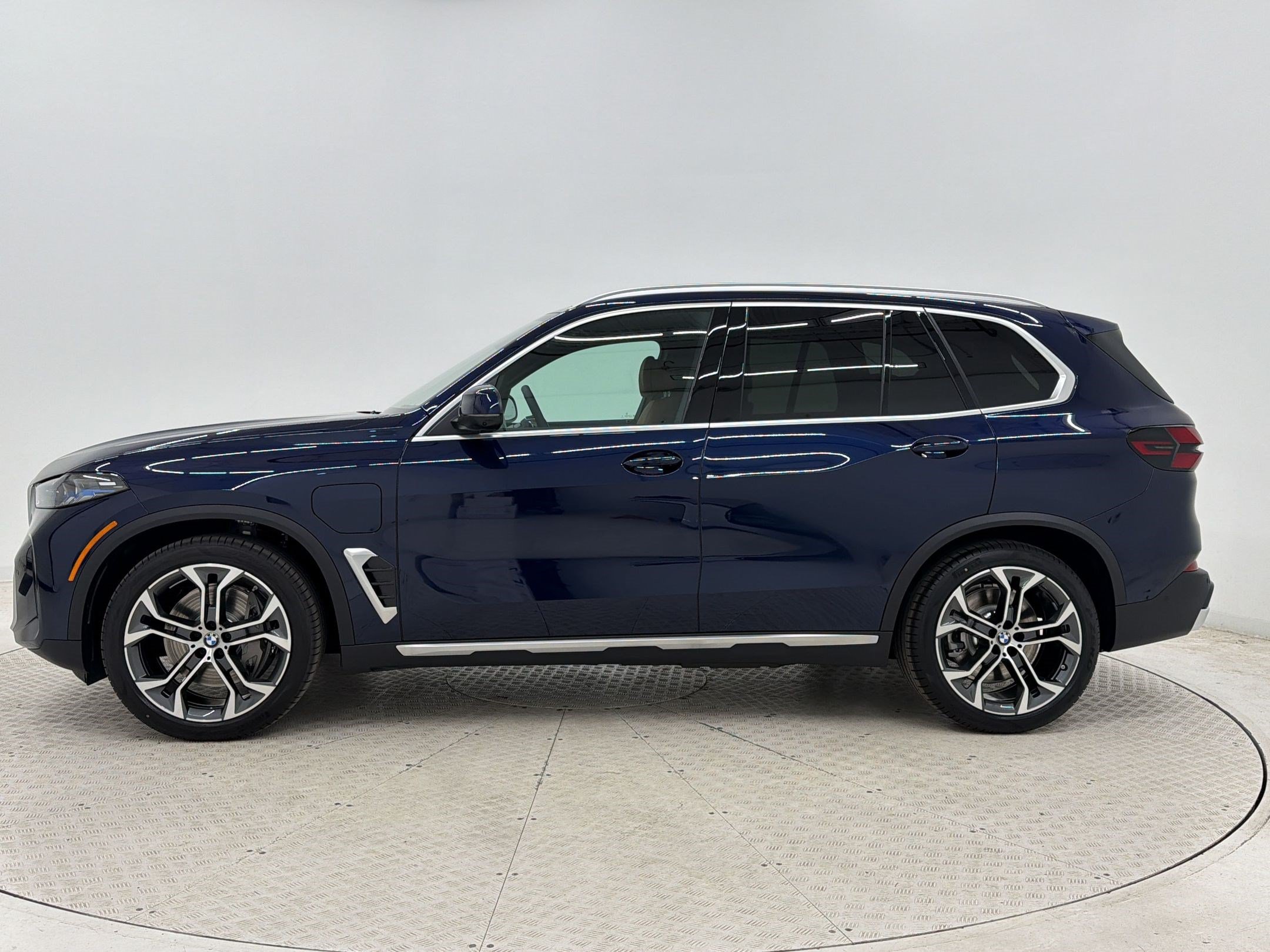 New 2026 BMW X5 xDrive50e w/ Climate Comfort Package AWD/4WD image 2