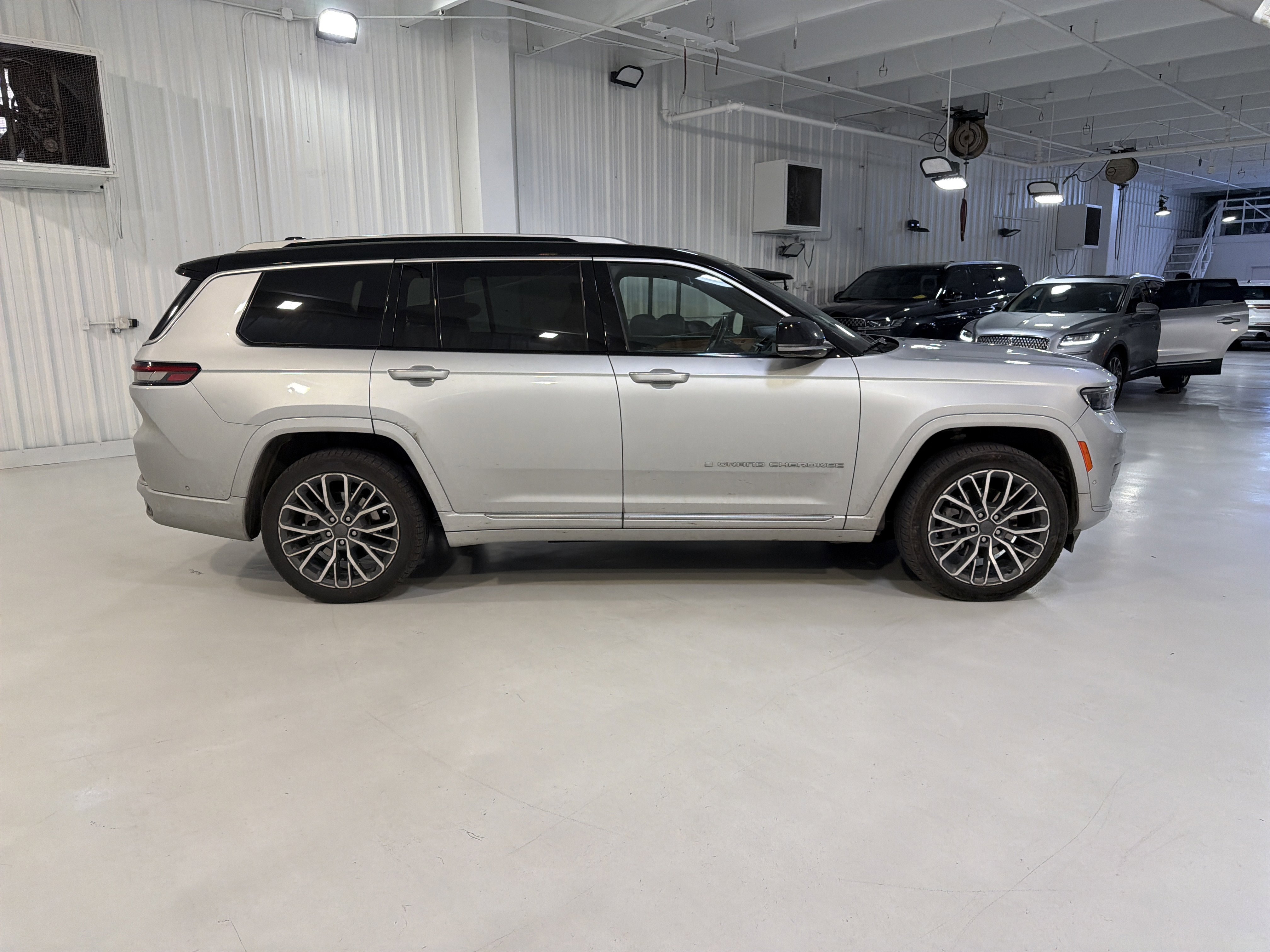 Used 2023 Jeep Grand Cherokee L Summit AWD/4WD image 6